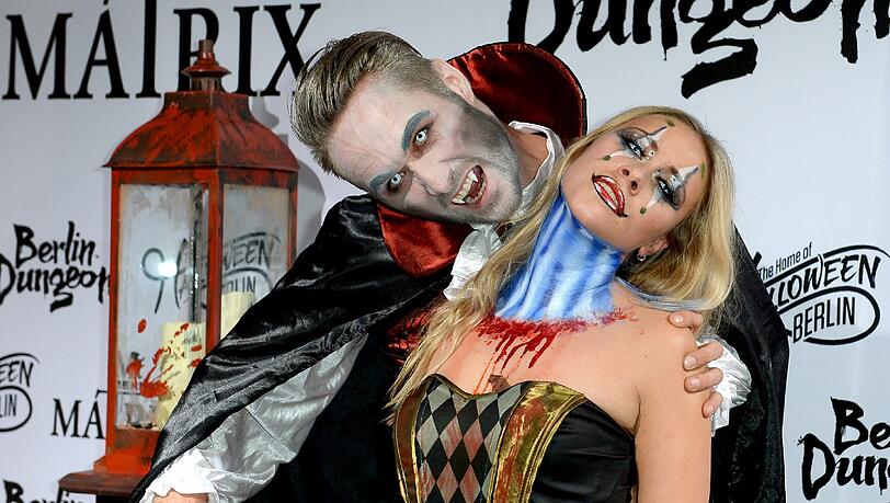 Nico Schwanz und Sina Tkotsch bei der Halloween Party by Natascha Ochsenknecht im Berlin Dungeon Nico Schwanz und Sina Tkotsch bei der Halloween Party by Natascha Ochsenknecht im Berlin Dungeon