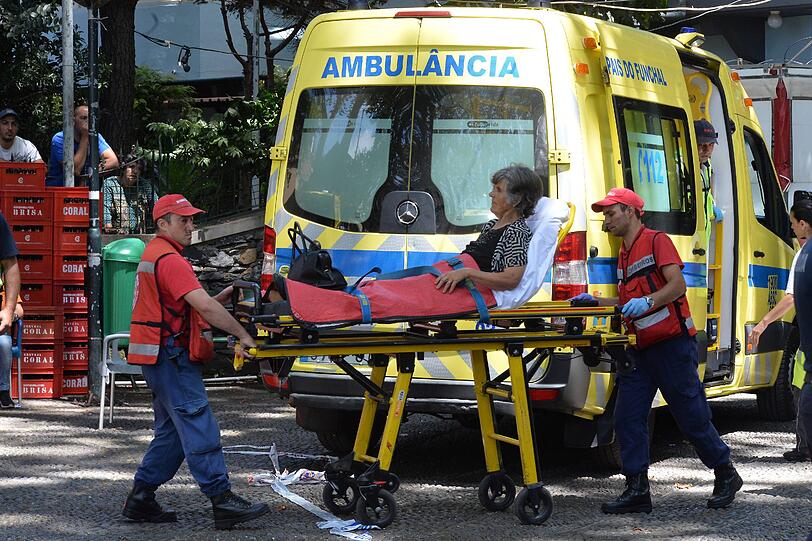Bei einer religiösen Prozession auf der Urlaubsinsel Madeira hat ein umstürzender Baum mehrere Menschen in den Tod gerissen.