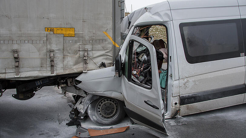 Ein völlig zerstörtes Fahrzeug auf der A3.