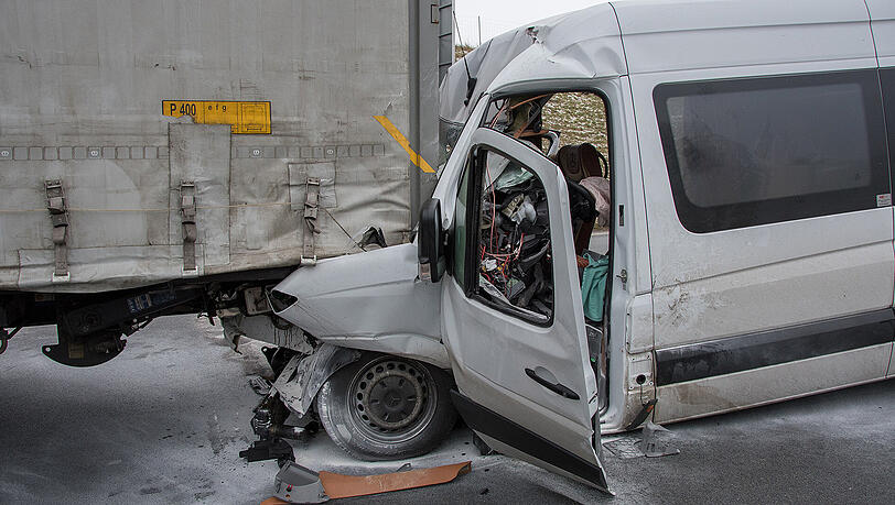 Ein völlig zerstörtes Fahrzeug auf der A3. Ein völlig zerstörtes Fahrzeug auf der A3.