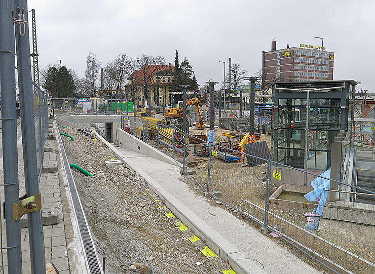 Daumen runter: Die Baustelle am Memminger Platz.
