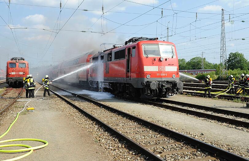 Die Feuerwehr startete einen Löschangriff von beiden Seiten. Nach rund 20 Minuten war das Feuer unter Kontrolle.