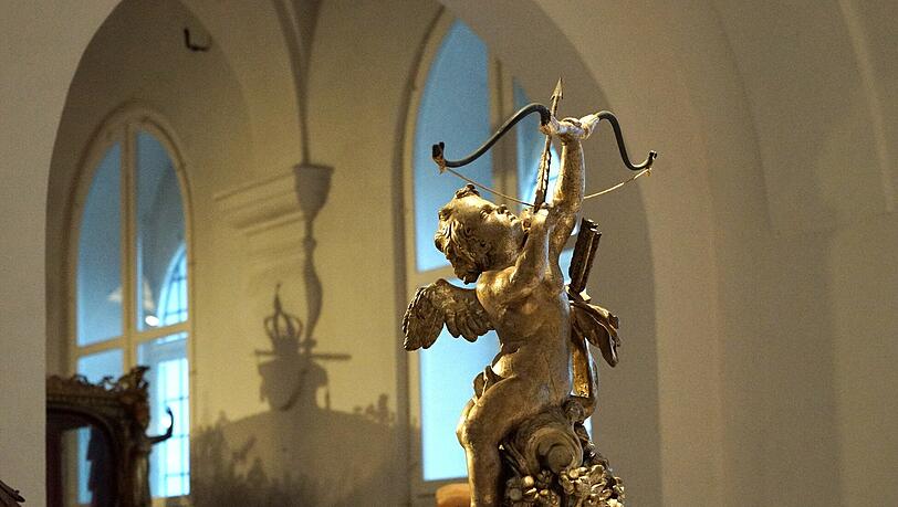 Eine Figur der Amor ziert ein Ausstellungsstück. Eine Figur der Amor ziert ein Ausstellungsstück.