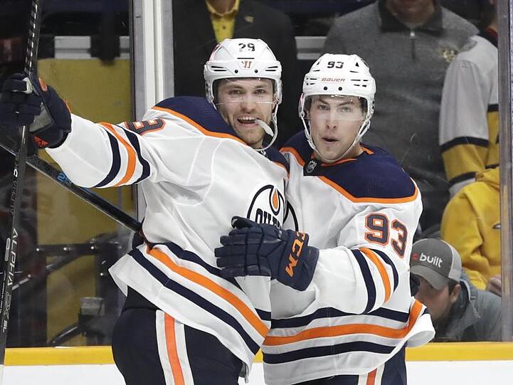 Leon Draisaitl (l) will mit den Edmonton Oilers den Stanley Cup gewinnen.