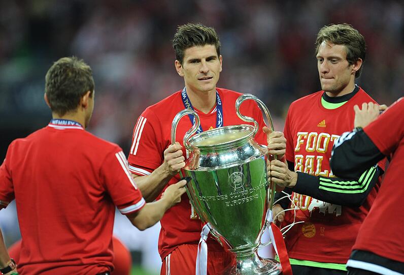 Mit dem Henkelpott: Mario Gomez (M) holt mit dem FC Bayern München 2013 das Triple.