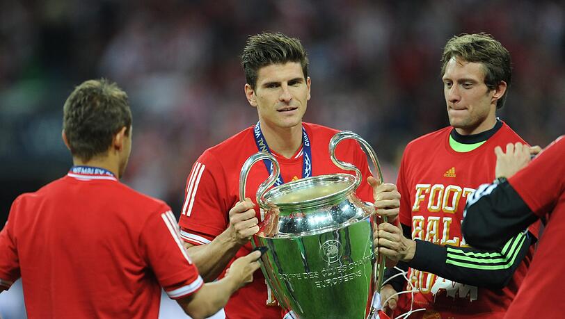 Mit dem Henkelpott: Mario Gomez (M) holt mit dem FC Bayern München 2013 das Triple. Mit dem Henkelpott: Mario Gomez (M) holt mit dem FC Bayern München 2013 das Triple.