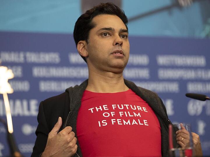 Rajendra Roy, Filmkurator des Museum of Modern Art in New York, zeigt sein T-Shirt mit der Aufschrift "The future of film is female".