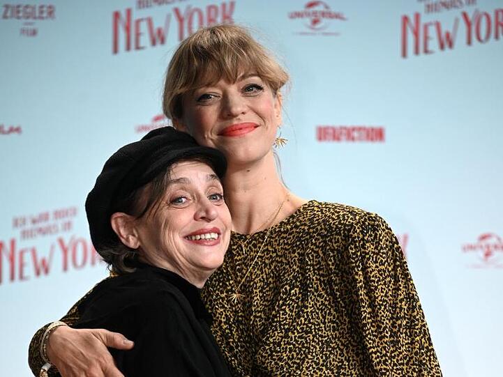 Katharina Thalbach (l) mit Heike bei der Premiere des Kinofilms "Ich war noch niemals in New York".