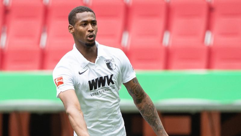 Reece Oxford vom FC Augsburg spielt den Ball.