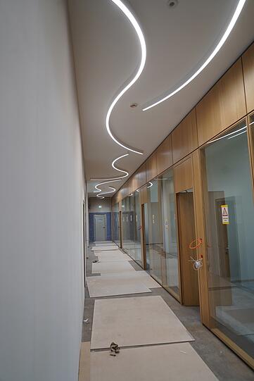Modern wirkt das Design in den Fluren der neuen Räume.