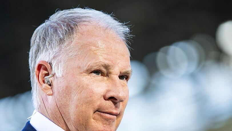 Augsburgs Sportdirektor Stefan Reuter steht vor dem Spiel im Stadion.