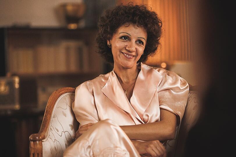 Chanson-Ikone Edith Piaf (Marie-Julie Baup) erkennt früh das Talent von Charles.
