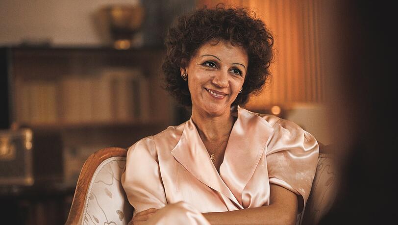 Chanson-Ikone Edith Piaf (Marie-Julie Baup) erkennt früh das Talent von Charles. Chanson-Ikone Edith Piaf (Marie-Julie Baup) erkennt früh das Talent von Charles.