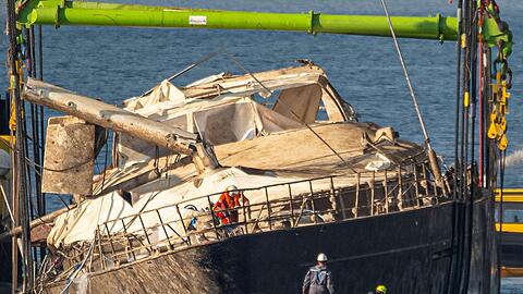 Mithilfe von Spezialkränen wurde zunächst die 56 Meter lange Segeljacht aus rund 50 Metern Tiefe angehoben.