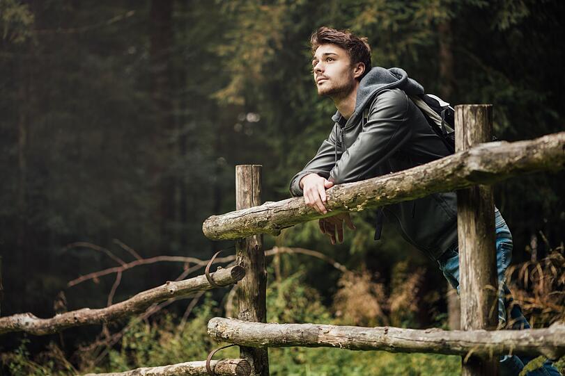 Wer sich Waldbaden zur Gewohnheit macht, kann dadurch den eigenen Blutdruck ebenso senken wie das Level des Stresshormons Cortisol im Blut. Das Immunsystem erfährt einen Kick, der Schlaf kann sich verbessern, Konzentration und Kreativität können gesteigert werden. Sogar bei psychischen Erkrankungen wie Angst oder Depression kann Waldbaden zusätzlich zu einer Therapie helfen. Wer sich Waldbaden zur Gewohnheit macht, kann dadurch den eigenen Blutdruck ebenso senken wie das Level des Stresshormons Cortisol im Blut. Das Immunsystem erfährt einen Kick, der Schlaf kann sich verbessern, Konzentration und Kreativität können gesteigert werden. Sogar bei psychischen Erkrankungen wie Angst oder Depression kann Waldbaden zusätzlich zu einer Therapie helfen.