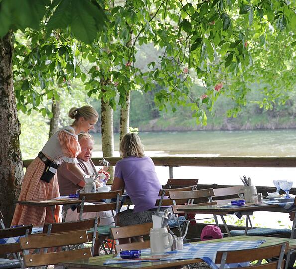 Wenn das keine Erholung ist: Direkt neben dem Biergarten vom Bruckenfischer in Egling plätschert die Isar vorbei.