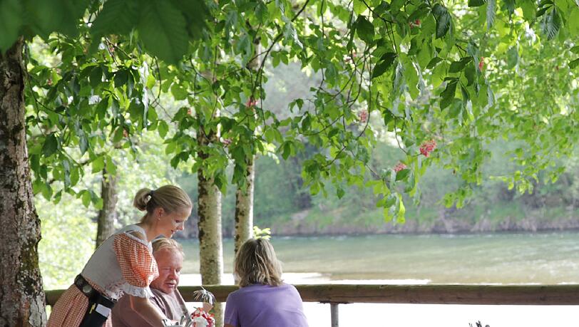 Wenn das keine Erholung ist: Direkt neben dem Biergarten vom Bruckenfischer in Egling plätschert die Isar vorbei. Wenn das keine Erholung ist: Direkt neben dem Biergarten vom Bruckenfischer in Egling plätschert die Isar vorbei.