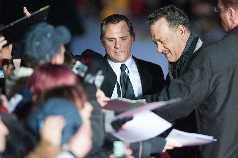 US-Schauspieler Tom Hanks (r) gibt Autogramme am 05.11.2012 in Berlin bei seiner Ankunft zur Premiere des Films "Cloud Atlas" im Kino CineStar am Potsdamer Platz.