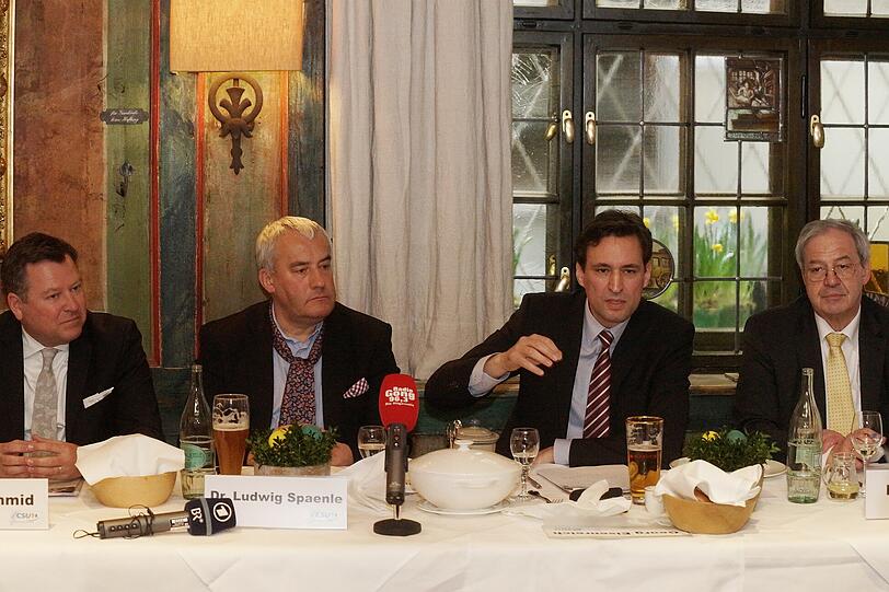 Zornige Gesichter am Mittwoch bei der Pressekonferenz der Münchner CSU: Bürgermeister und Bezirks-Vize Josef Schmid, Bezirkschef Ludwig Spaenle, MdL Georg Eisenreich und Fraktionschef Hans Podiuk (v.l.)