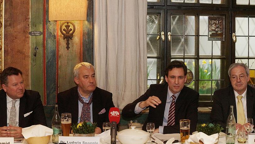 Zornige Gesichter am Mittwoch bei der Pressekonferenz der Münchner CSU: Bürgermeister und Bezirks-Vize Josef Schmid, Bezirkschef Ludwig Spaenle, MdL Georg Eisenreich und Fraktionschef Hans Podiuk (v.l.) Zornige Gesichter am Mittwoch bei der Pressekonferenz der Münchner CSU: Bürgermeister und Bezirks-Vize Josef Schmid, Bezirkschef Ludwig Spaenle, MdL Georg Eisenreich und Fraktionschef Hans Podiuk (v.l.)
