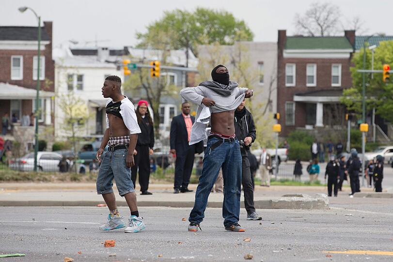 In Baltimore entlädt sich nach der Beerdigung Freddie Grays eine Welle der Gewalt. Die Bilder.