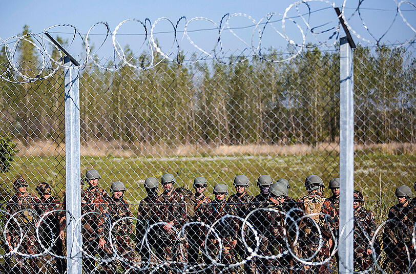 Auch der Zaun mit rasiermesserscharfem NATO-Draht und massive Militärpräsenz können die Flüchtlinge offenbar nicht aufhalten.