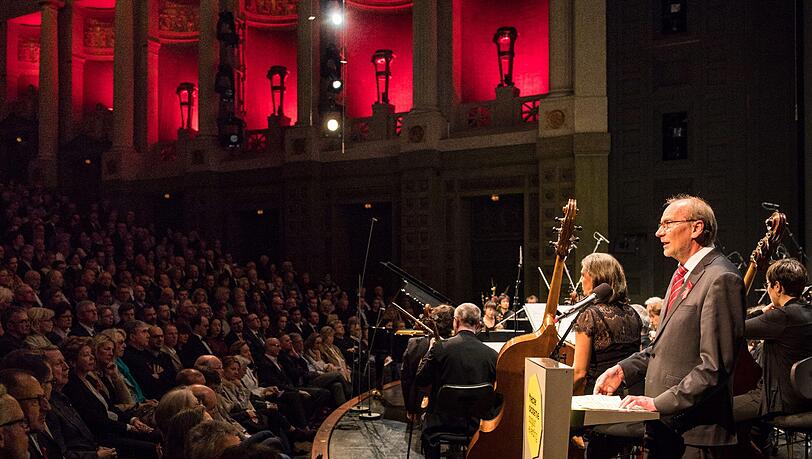 Impressionen vom 11. Münchner Aids-Konzert im Prinzregententheater: Hans-Georg Küppers begrüßt das Publikum im ausverkauften Prinzregententheater. Impressionen vom 11. Münchner Aids-Konzert im Prinzregententheater: Hans-Georg Küppers begrüßt das Publikum im ausverkauften Prinzregententheater.