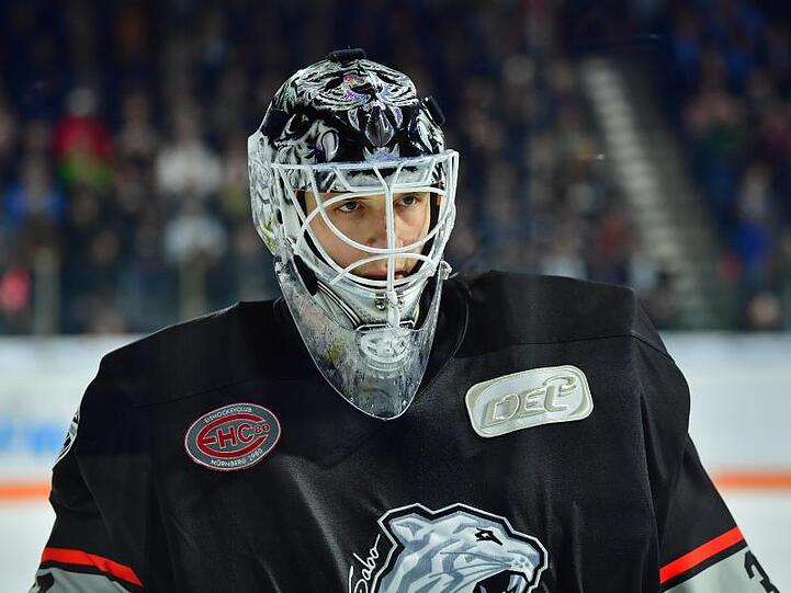 Niklas Treutle, Torhüter bei den Nürnberg Ice Tigers, während einer Spielunterbrechung. Foto: Matthias Merz/Archiv