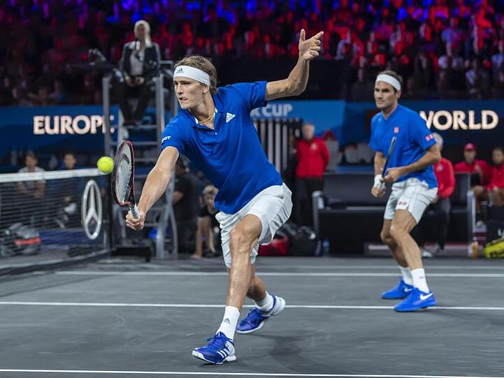 Roger Federer (r) und Alexander Zverev spielten das erste Doppel für Team Europe.