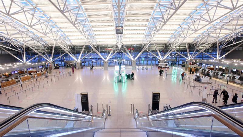 Wenige Passagiere und kaum Betrieb gibt es am Morgen am Flughafen Hamburg.