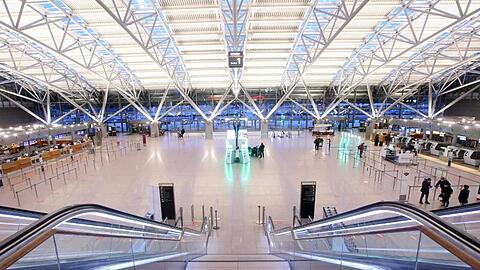 Wenige Passagiere und kaum Betrieb gibt es am Morgen am Flughafen Hamburg.
