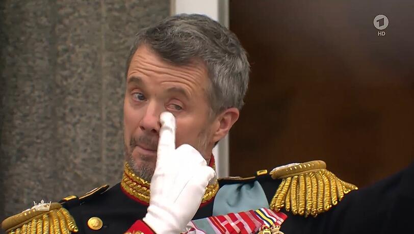 König Frederik X. wird emotional und muss sich die Tränen aus den Augen wischen König Frederik X. wird emotional und muss sich die Tränen aus den Augen wischen