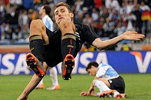 Endlich wieder der Salto: Den zeigt Miroslav Klose nur noch bei ganz wichtigen Toren &ndash; wie den beiden Treffern gegen Argentinien.