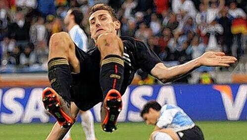 Endlich wieder der Salto: Den zeigt Miroslav Klose nur noch bei ganz wichtigen Toren – wie den beiden Treffern gegen Argentinien. Endlich wieder der Salto: Den zeigt Miroslav Klose nur noch bei ganz wichtigen Toren – wie den beiden Treffern gegen Argentinien.