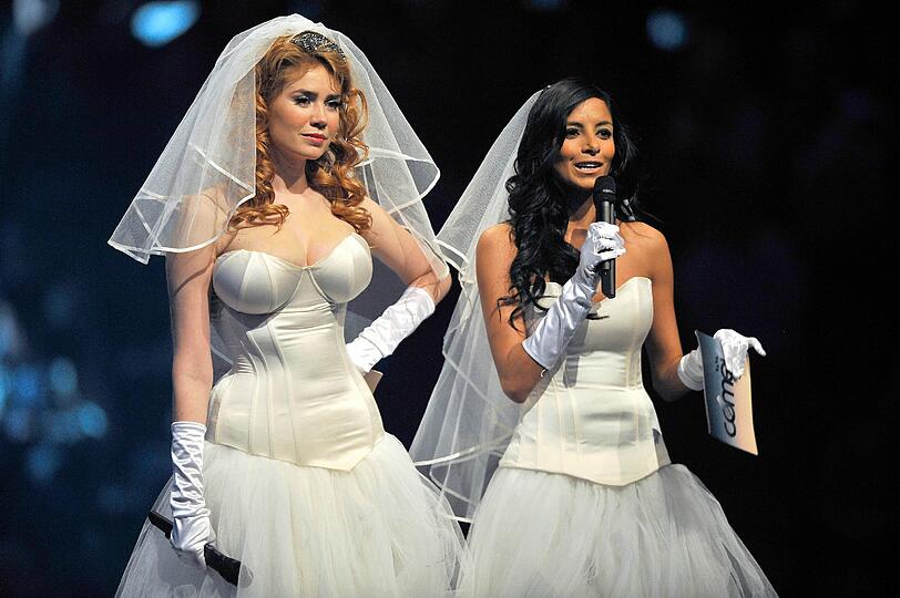 In Gedenken an Madonna: Die beiden Moderatorinnen Palina und Collien im Brautkleid.