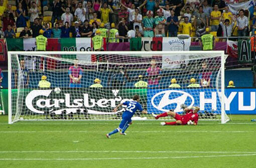 Irre Aktion beim Elfmeterschießen: Ein England-Fan zieht hinter dem Tor blank!