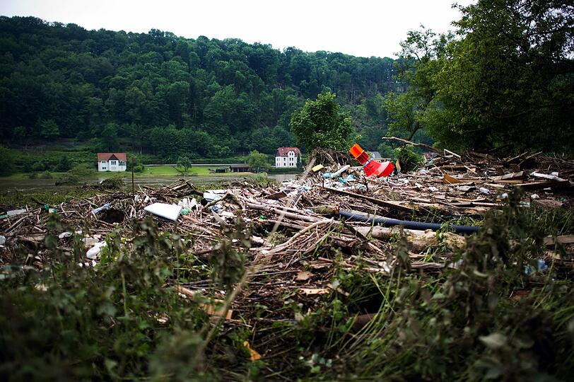 Nach dem Hochwasser taucht der angeschwemmte Müll auf.