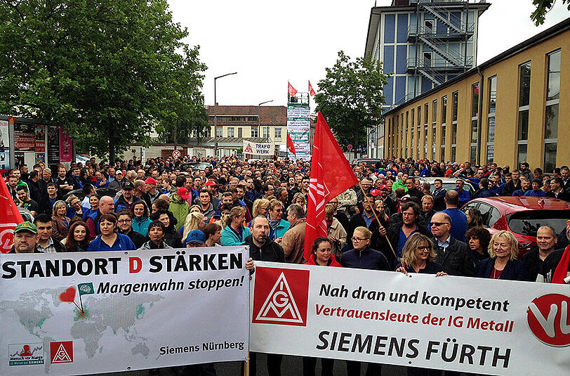 Mit Demonstrationen setzen sich die Siemens-Beschäftigten gegen den Abbau weiterer 2200 Arbeitsplätze in Deutschland zur Wehr.