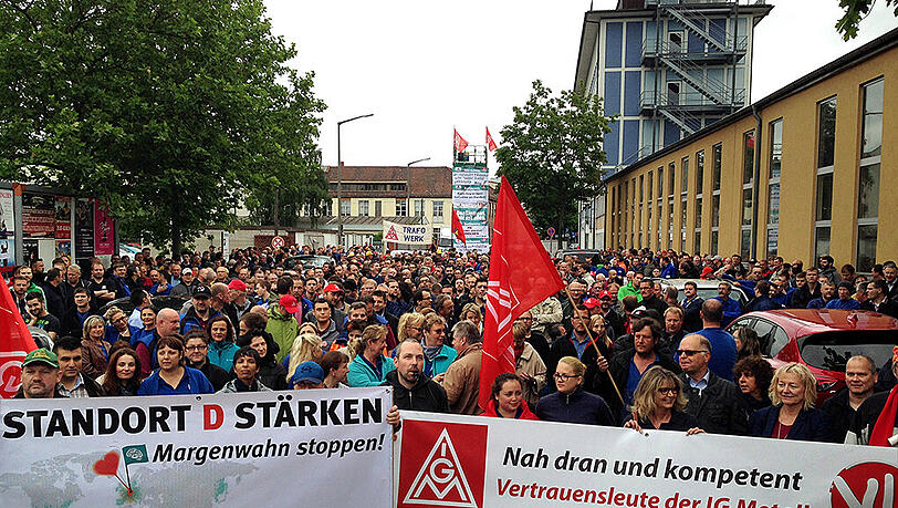 Mit Demonstrationen setzen sich die Siemens-Beschäftigten gegen den Abbau weiterer 2200 Arbeitsplätze in Deutschland zur Wehr. Mit Demonstrationen setzen sich die Siemens-Beschäftigten gegen den Abbau weiterer 2200 Arbeitsplätze in Deutschland zur Wehr.