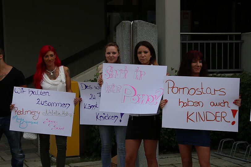 Pornodarstellerin Natalie Hot mit Sympathisanten bei einer Demo vor dem Ampfinger Rathaus.