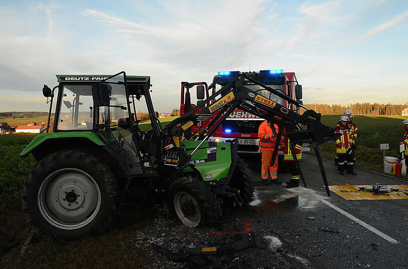 Bilder vom Unfallort bei Bodenkirchen. Ein BMW ist hier frontal mit einem Traktor zusammengestoßen.