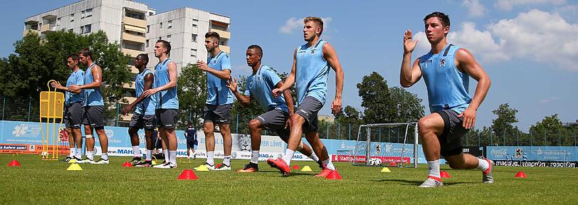 Quälen sich in der Hitze an der Grünwalder Straße: Die 1860-Profis beim Trainingsauftakt.