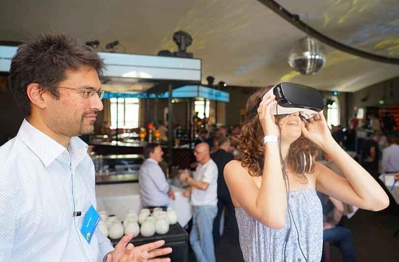 Minikopfkino: AZ-Redakteurin Anja Perkuhn testet die App mit VR-Brille.