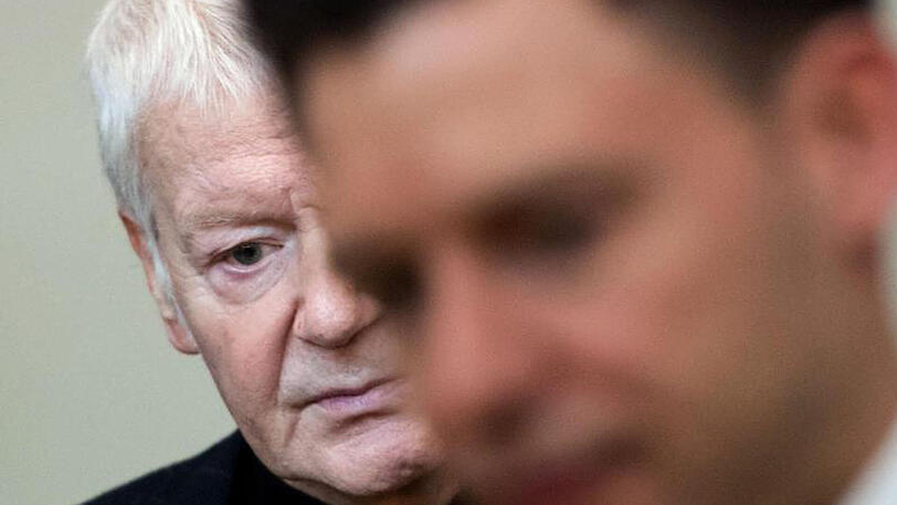 Anton Schlecker neben seinem Anwalt Maximilian Heiß: Die Familie Schlecker steht wegen des Vorwurfs des vorsätzlichen Bankrotts und möglicher Beihilfe vor Gericht.