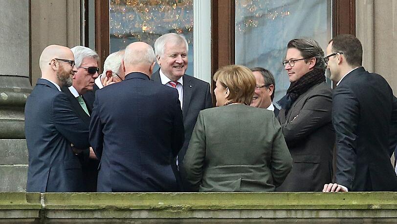 Vlnr.: CDU-Generalsekretät Peter Tauber, Ministerpräsident von Hessen, Volker Bouffier (CDU), Vorsitzender der CSU-Landtagsfraktion Thomas Kreuzer, CDU-Fraktionschef Volker Kauder, Ministerpräsident aus Bayern Horst Seehofer (CSU), Bundeskanzlerin Angela Merkel (CDU), Bayerns Innenminister Joachim Hermann (CSU), Ministerpräsident aus Nordrhein-Westfalen, Armin Laschet (CDU), Generalsekretär der CSU, Andreas Scheuerer und Jens Spahn (CDU)