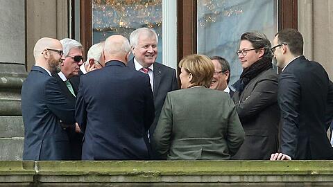 Vlnr.: CDU-Generalsekretät Peter Tauber, Ministerpräsident von Hessen, Volker Bouffier (CDU), Vorsitzender der CSU-Landtagsfraktion Thomas Kreuzer, CDU-Fraktionschef Volker Kauder, Ministerpräsident aus Bayern Horst Seehofer (CSU), Bundeskanzlerin Angela Merkel (CDU), Bayerns Innenminister Joachim Hermann (CSU), Ministerpräsident aus Nordrhein-Westfalen, Armin Laschet (CDU), Generalsekretär der CSU, Andreas Scheuerer und Jens Spahn (CDU)