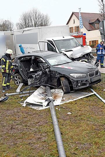 In Eschenried ist ein Kleintransporter in einen 1er BMW gekracht - es wurden vier Menschen verletzt.