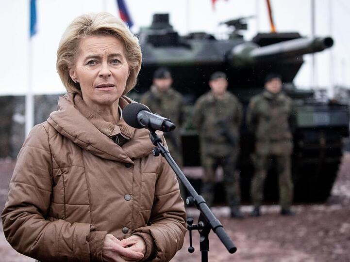 Nimmt die Flugbereitschaft nach der Panne an der Regierungsmaschine der Kanzlerin in Schutz: Verteidigungsministerin Ursula von der Leyen.