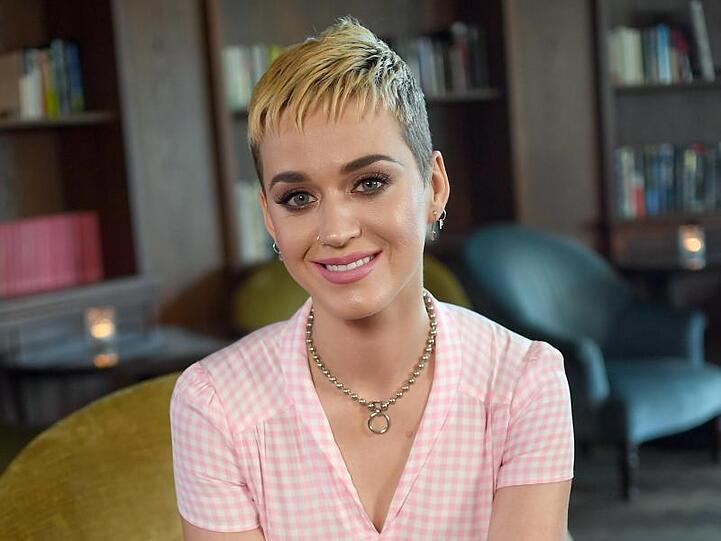 Verlobung? Katy Perry und Orlando Bloom zeigen sich mit Diamantenring und Herz-Ballons.