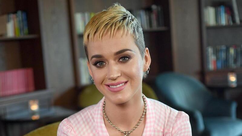 Verlobung? Katy Perry und Orlando Bloom zeigen sich mit Diamantenring und Herz-Ballons. Verlobung? Katy Perry und Orlando Bloom zeigen sich mit Diamantenring und Herz-Ballons.